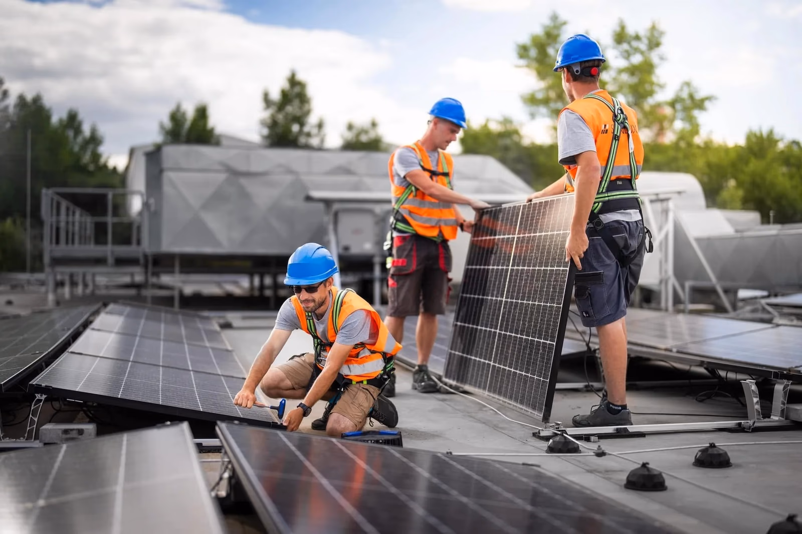 Lidé při práci, montéři s fotovoltaickým panelem