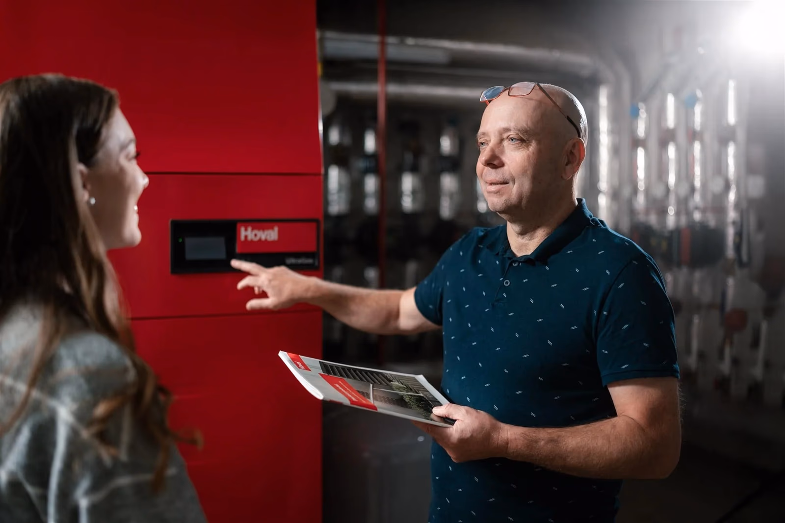 Lidé při práci, technik u kotle