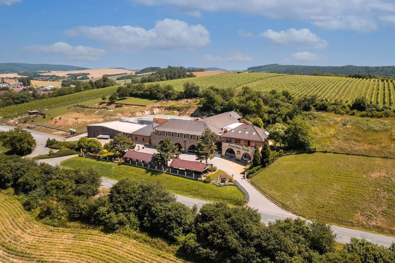 Interiér, vinařství z dronu