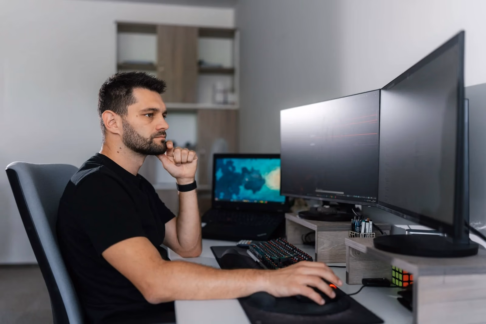 Lidé při práci, programátor u monitorů