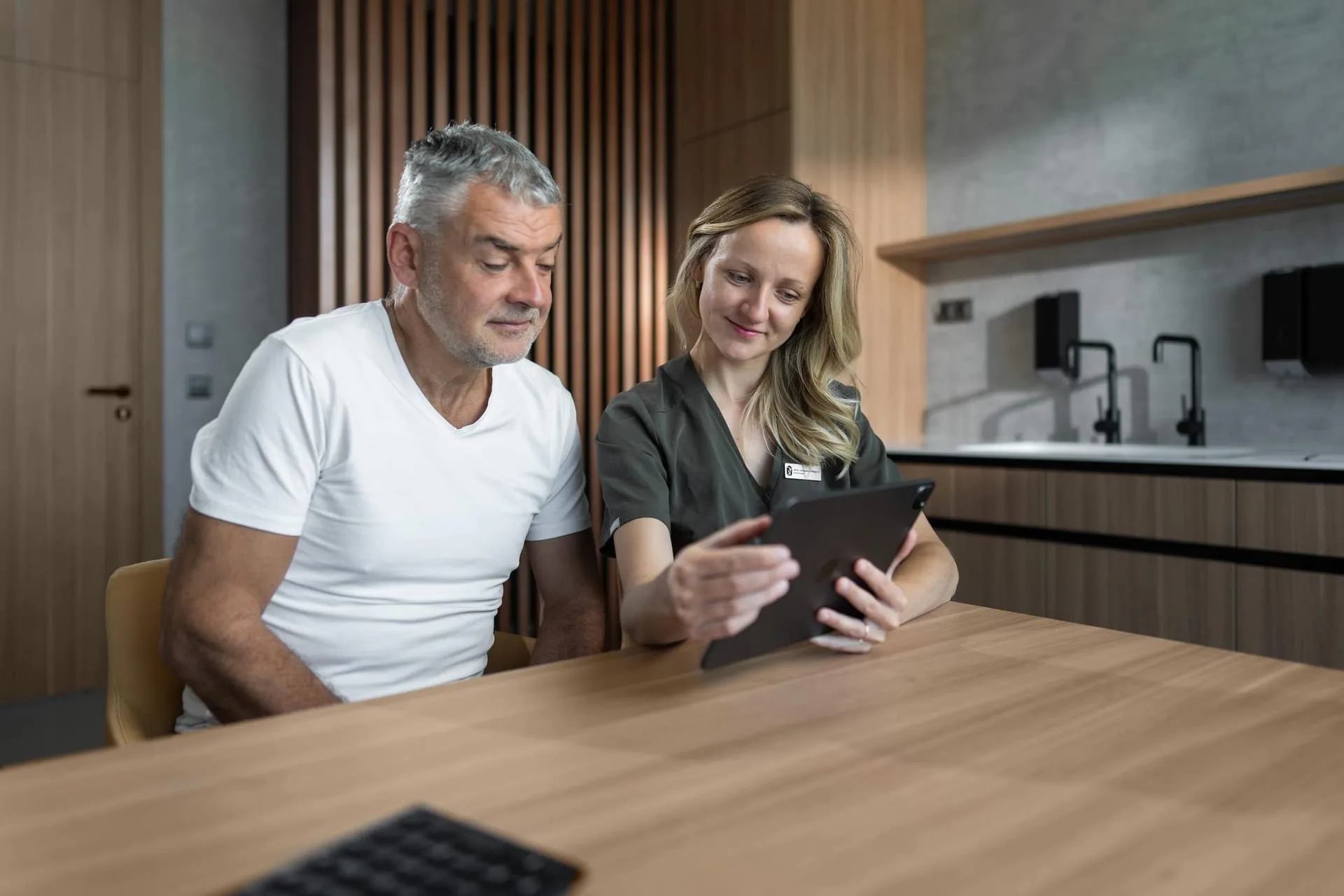 Corporate Photos vs. Stock Photography and AI: Why Authentic Images Always Win