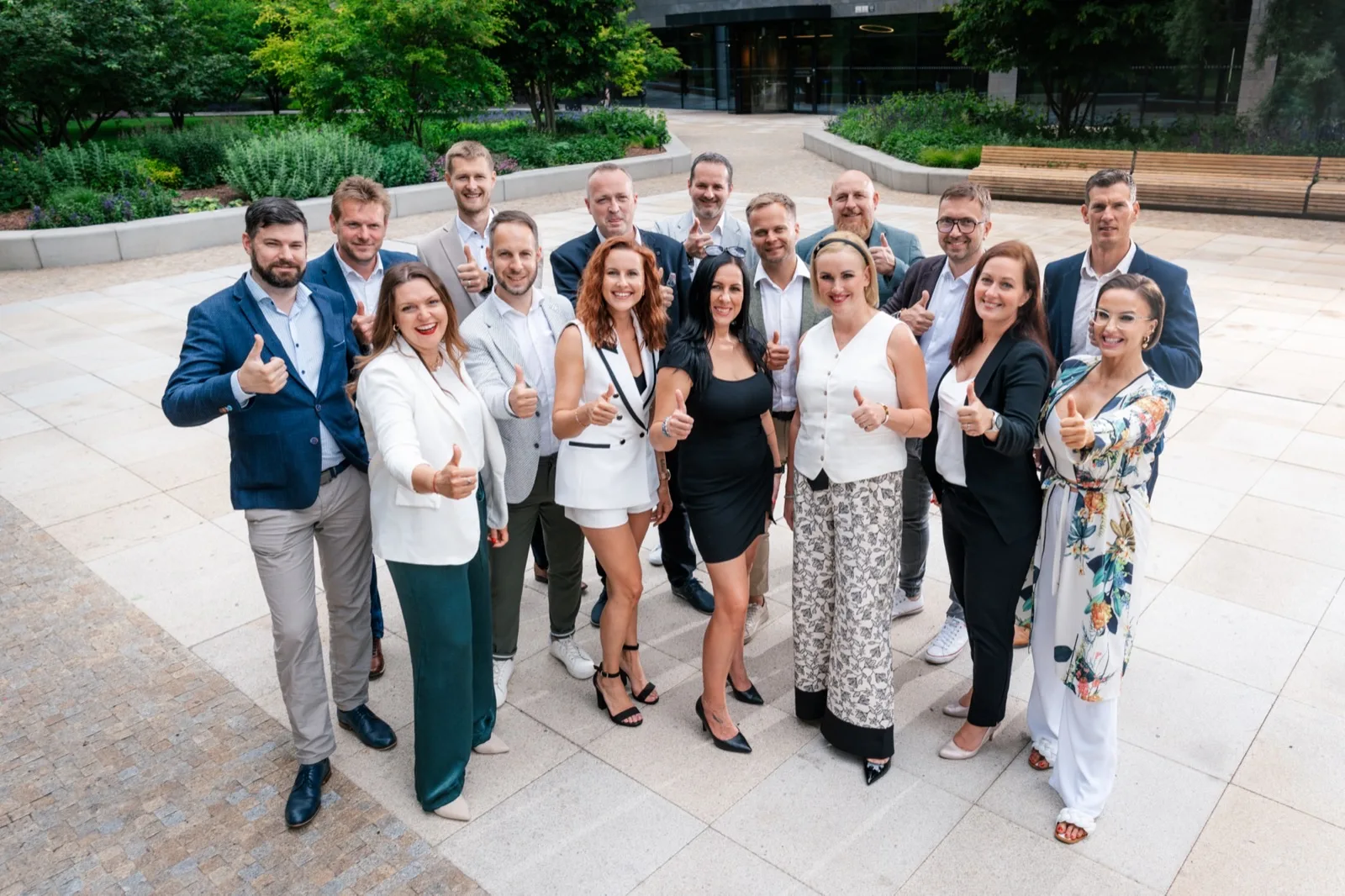 Team Photography for Businesses: How to Photograph 10, 30, or 100 People Without Spending All Day