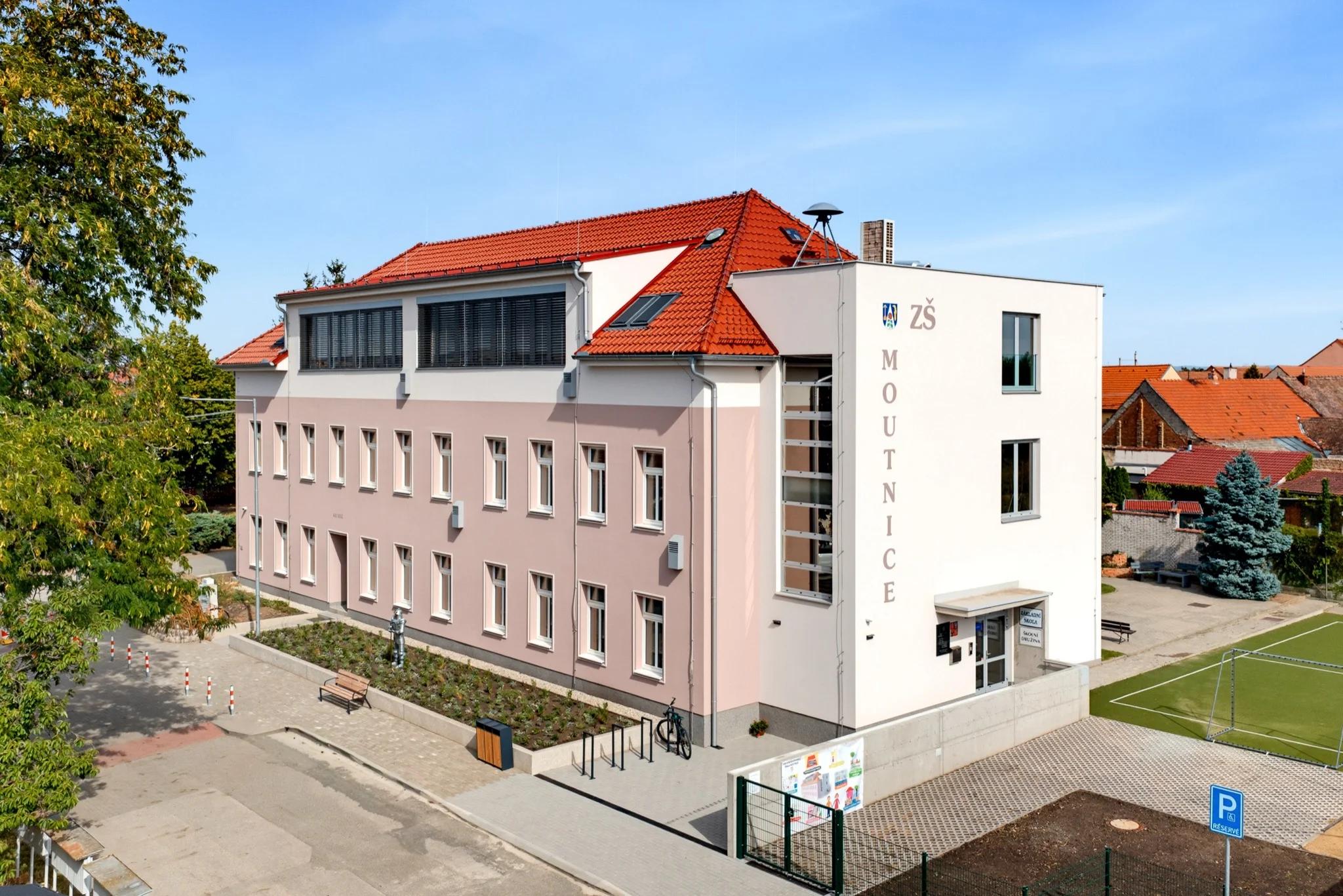 Reference staveb pro projekční kancelář FRAZPET — Nástavba a přístavba ZŠ a MŠ Moutnice, photo 1