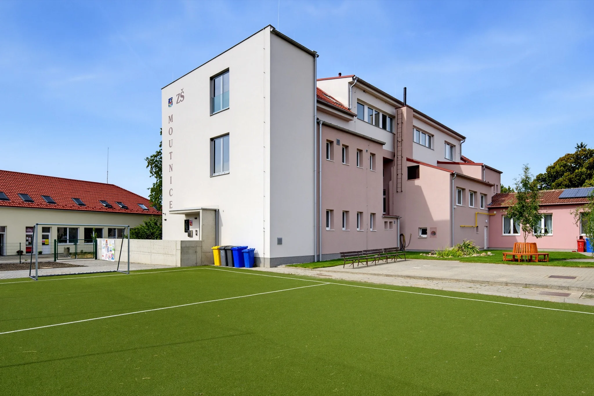 Reference staveb pro projekční kancelář FRAZPET — Nástavba a přístavba ZŠ a MŠ Moutnice, photo 6