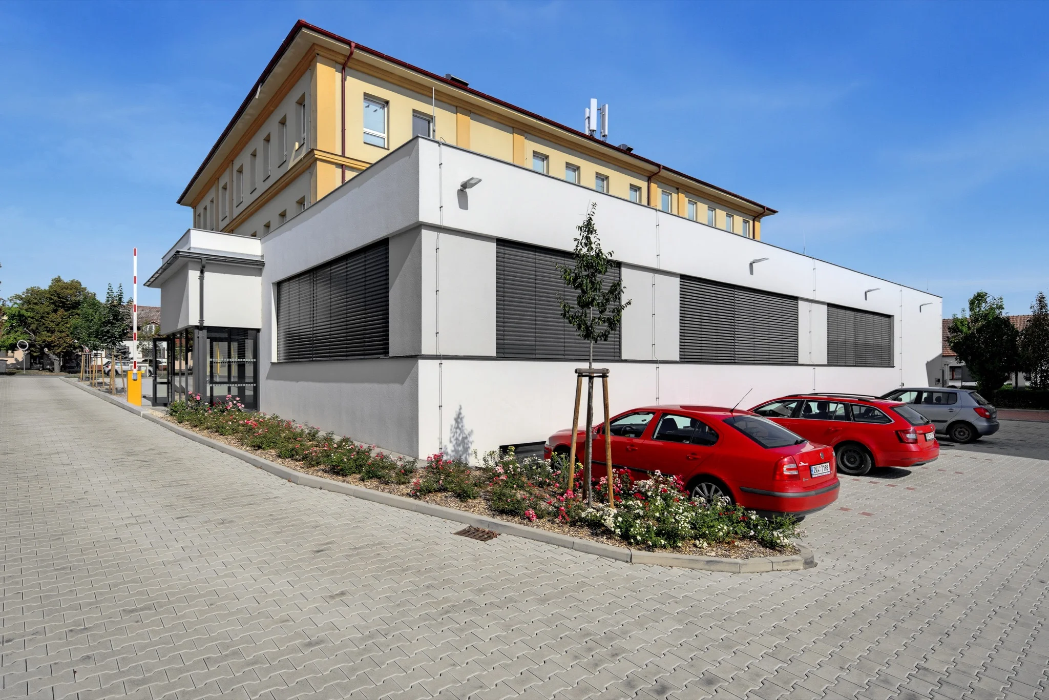 Reference staveb pro projekční kancelář FRAZPET — Přístavba ZŠ Sokolnice, photo 2