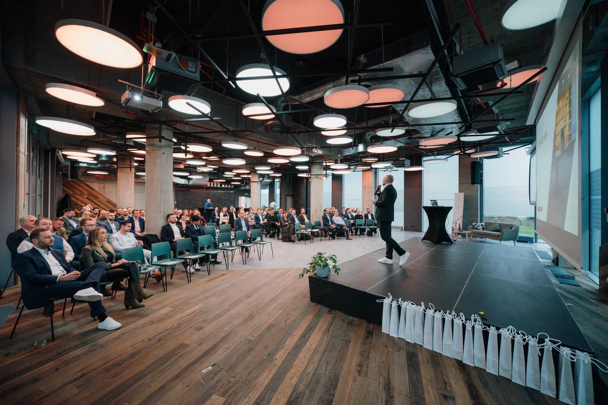 Řečník na pódiu během firemní konference
