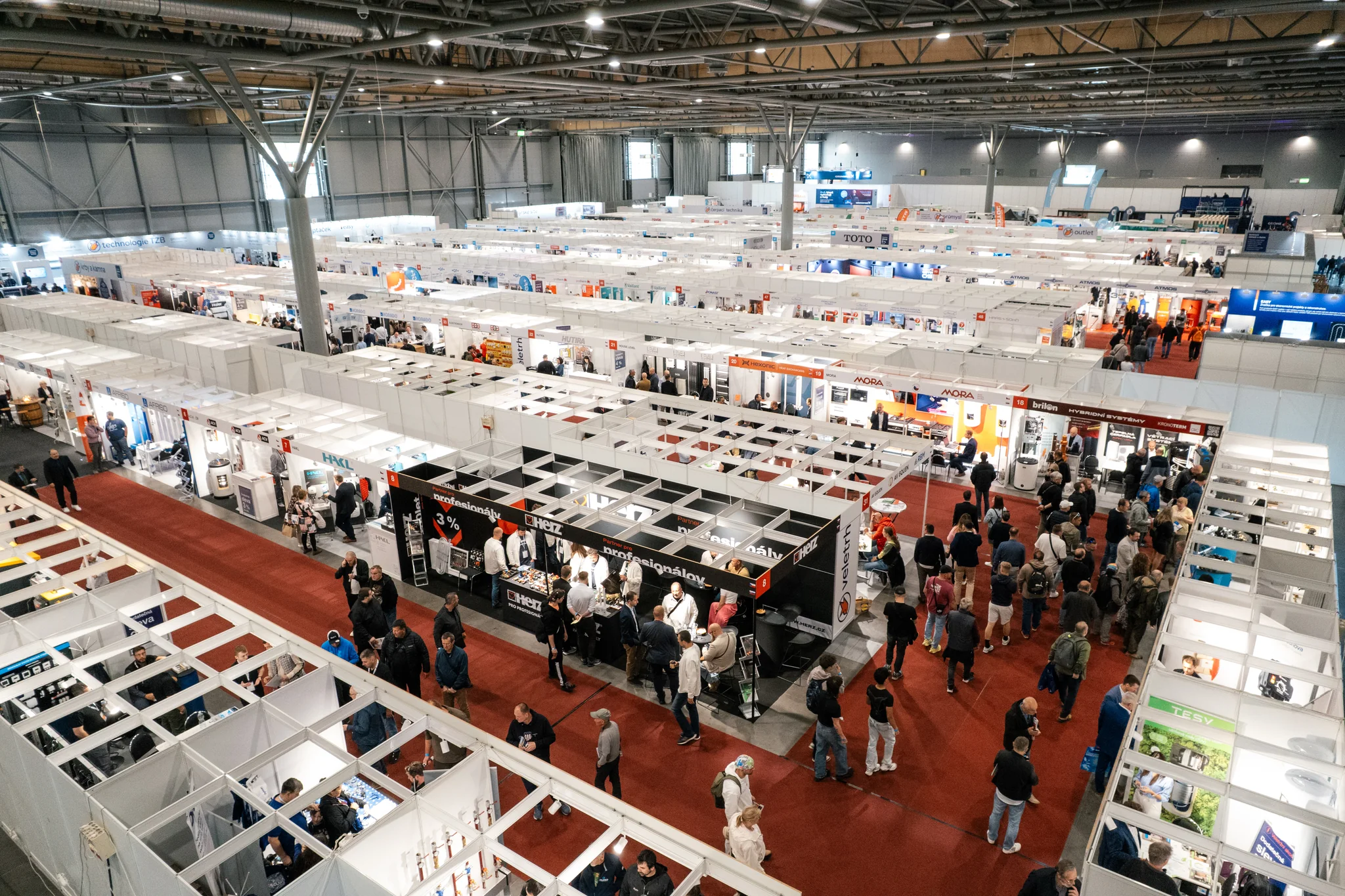 Fotograf na firemní akce Brno, veletržní hala plná stánků